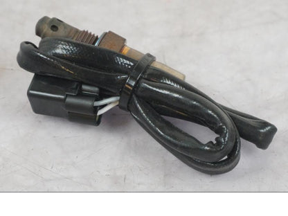 Vänster sida på Lambdasond från en KTM 1290 Super Duke R -2022 motorcykel.