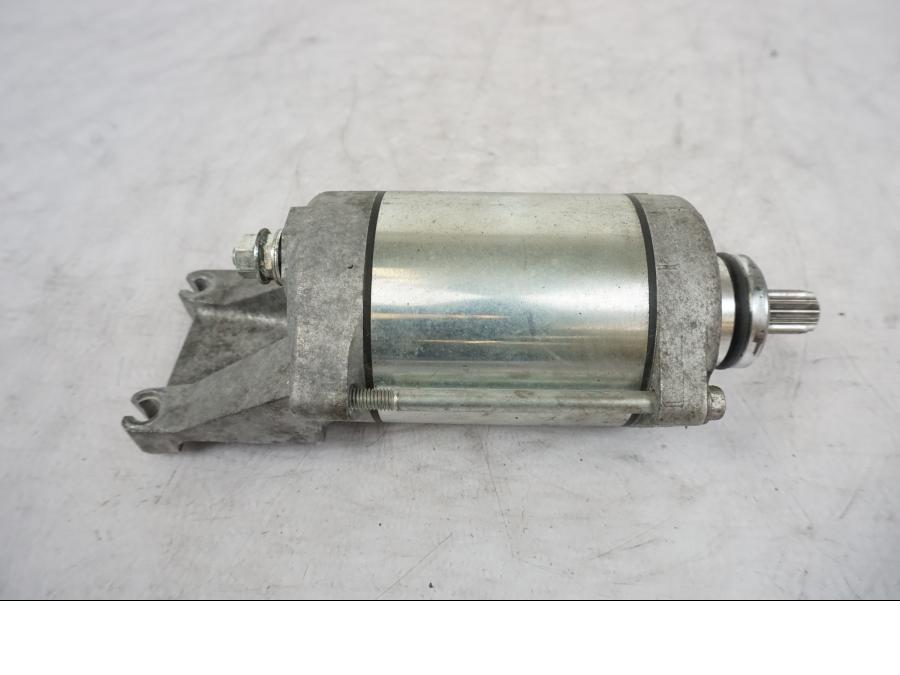 Baksidan på Startmotor från en Kawasaki Versys 650 -2014 motorcykel.