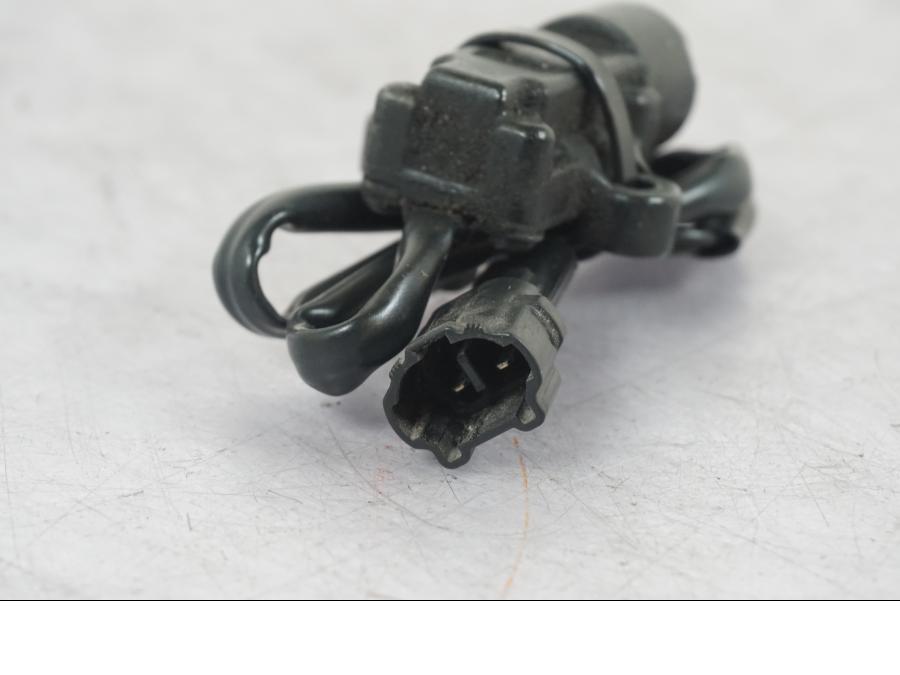 Baksidan på Sidostödsbrytare från en Triumph Tiger 1200 -2018 motorcykel.