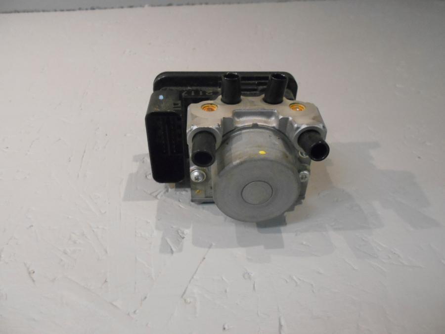 Framsidan på ABS Modulator från en Triumph Tiger 800 -2016 motorcykel.