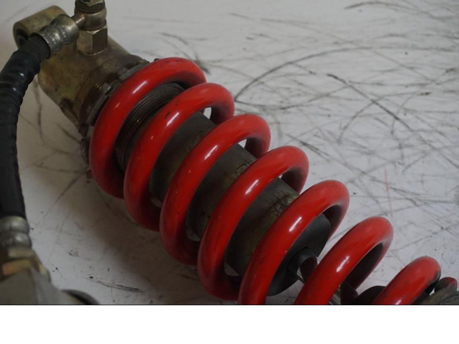 Vänster sida på Stötdämpare från en Triumph Speed Triple -2001 motorcykel.