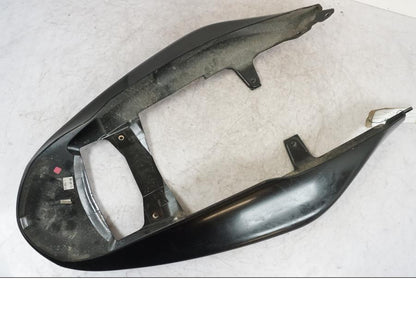 Snett nerifrån på Bakvinge från en Triumph Tiger -2009 motorcykel.