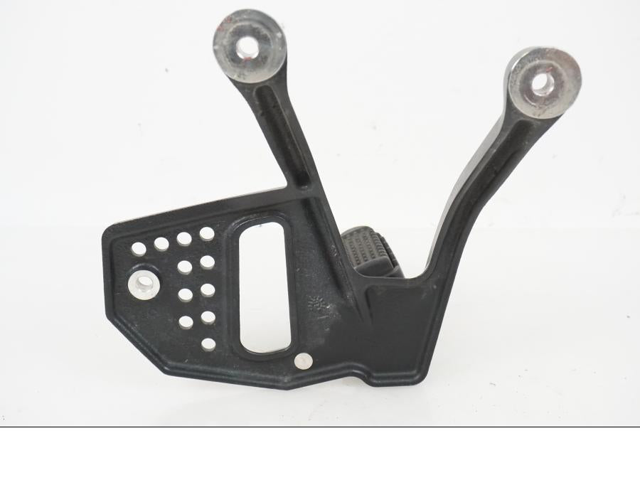 Höger sida på Fotpinnefäste från en H-D Adventure Pan America Special RA1250S -2021 motorcykel.