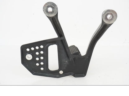 Höger sida på Fotpinnefäste från en H-D Adventure Pan America Special RA1250S -2021 motorcykel.