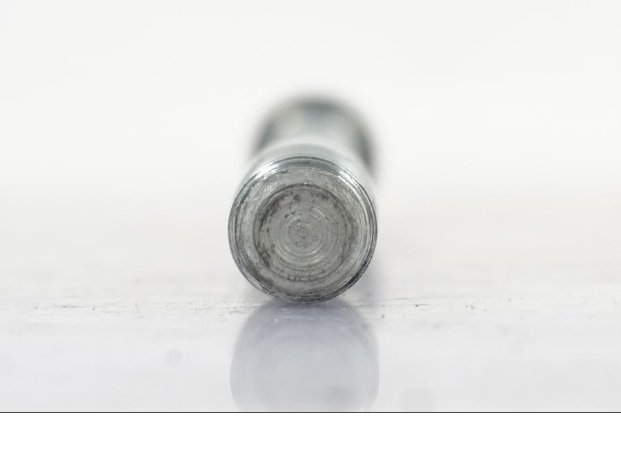 Vänster sida på Axel från en Suzuki SV 650 -1999 motorcykel.