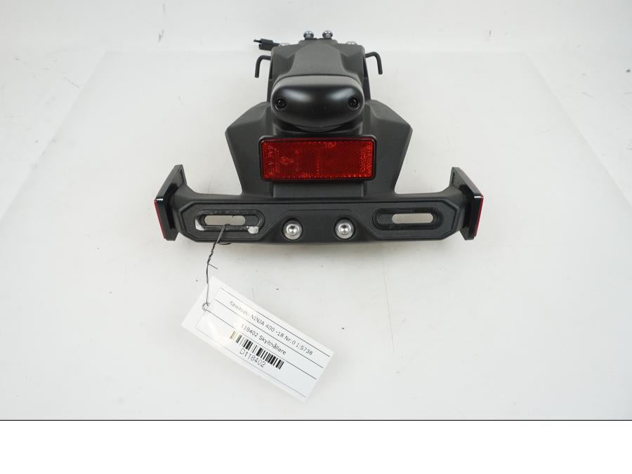 Framsidan på Skylthållare från en Kawasaki NINJA 400 -2018 motorcykel.