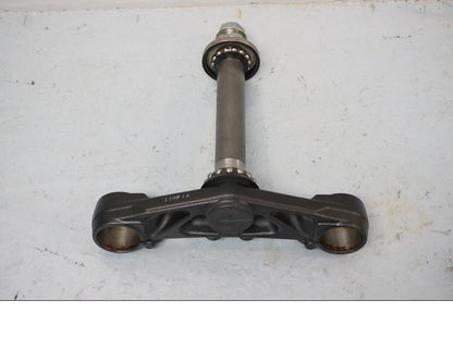 Baksidan på Gaffelkrona från en Yamaha XJ 6 -2011 motorcykel.