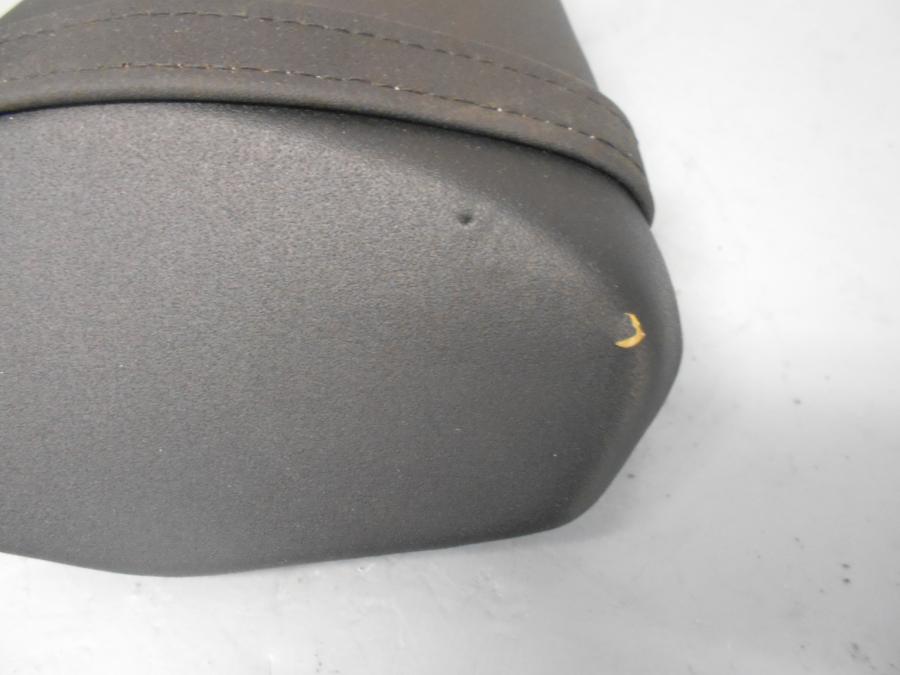 Höger sida på Sadel från en Kawasaki Z 1000 -2012 motorcykel.