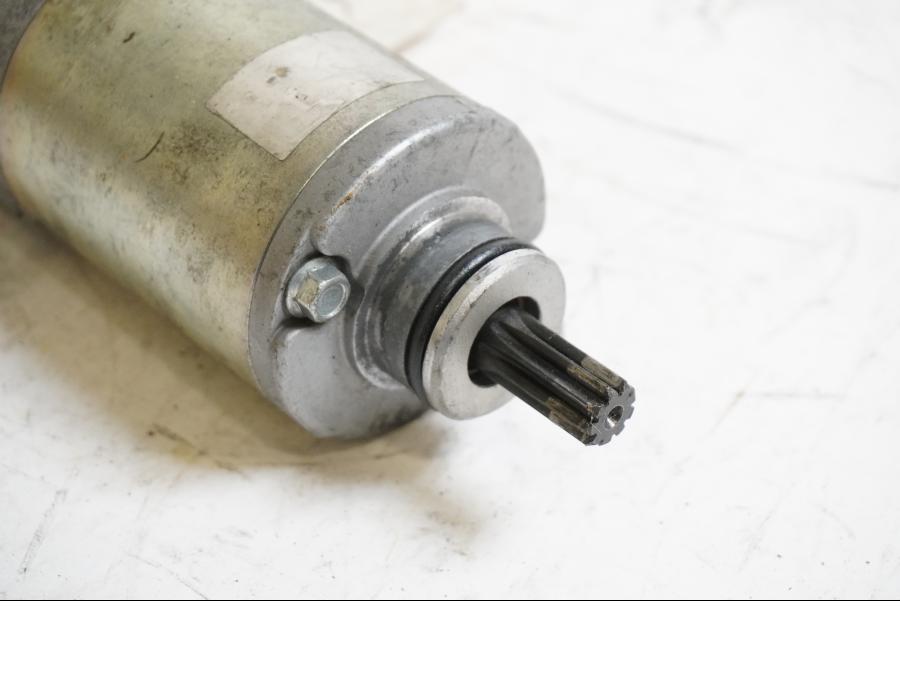 Baksidan på Startmotor från en Suzuki GSF 600 -1995 motorcykel.