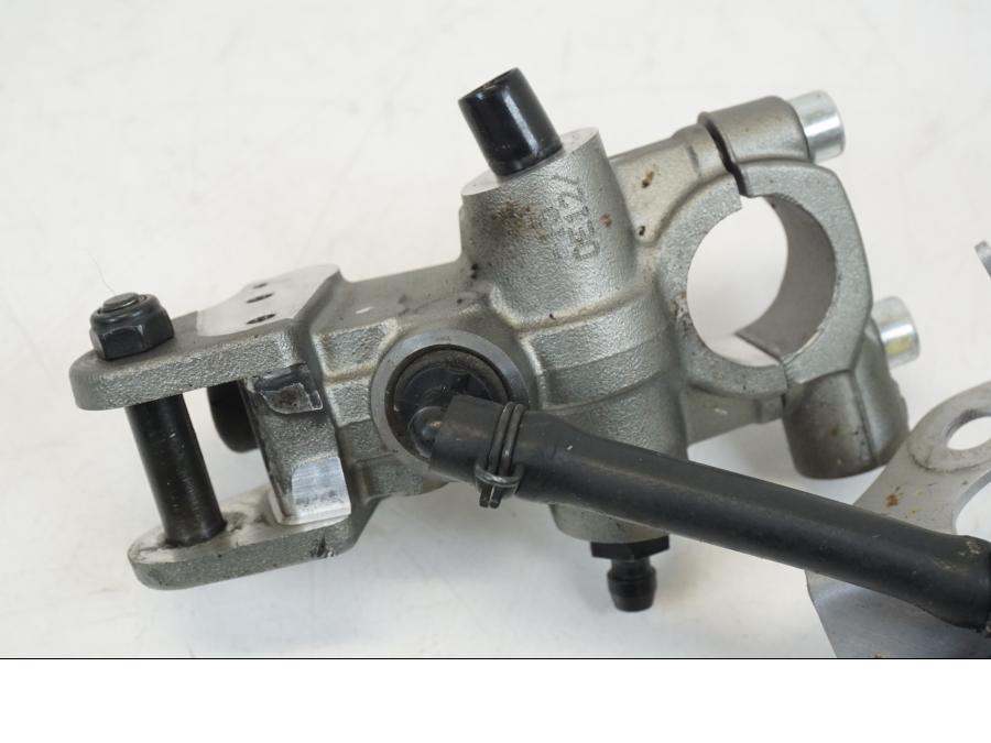 Snett nerifrån på Kopplingshuvudcylinder från en Ducati Streetfighter V4 -2020 motorcykel.