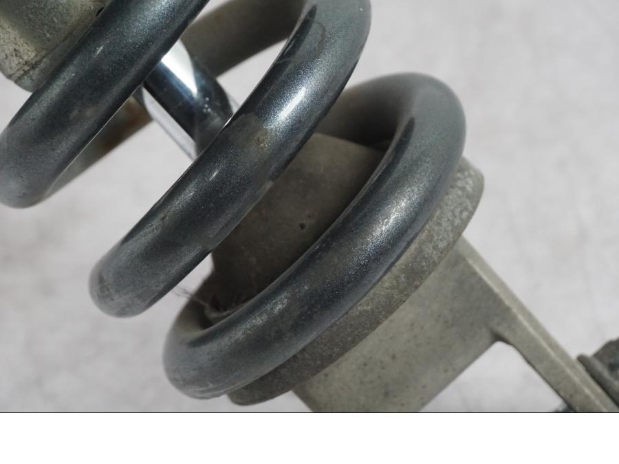 Snett uppifrån på Stötdämpare från en Suzuki GSF 1250 -2010 motorcykel.