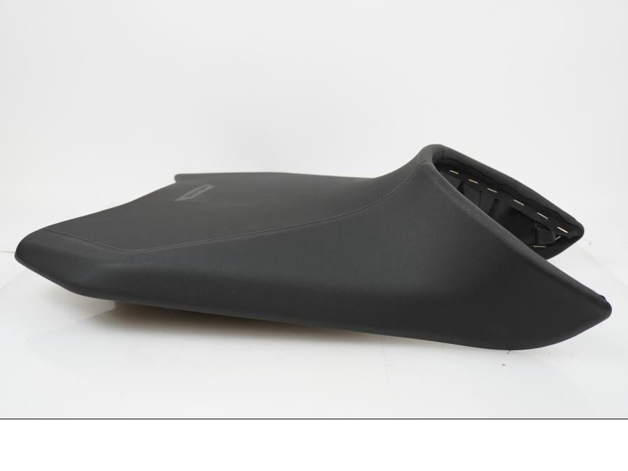 Snett uppifrån på Sadel från en KTM 790 Duke -2018 motorcykel.