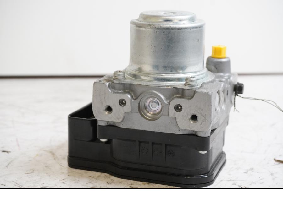 Baksidan på ABS Modulator från en Honda CB 1000 R -2009 motorcykel.