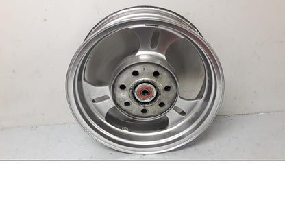 Baksidan på Fälg från en Suzuki VZ 1600 -2005 motorcykel.