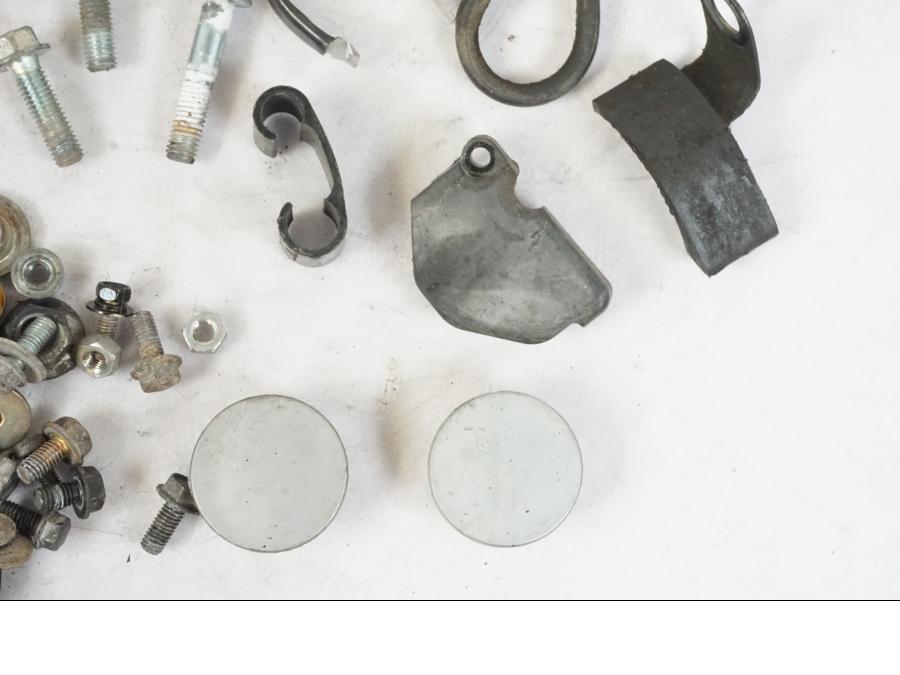 Baksidan på Skruv / Mutter etc från en Kawasaki KL 650A -1987 motorcykel.