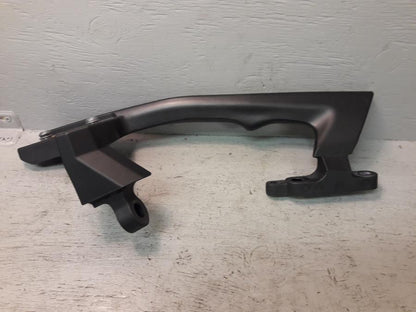 Baksidan på Passagerarhandtag från en Kawasaki GTR 1400 -2012 motorcykel.