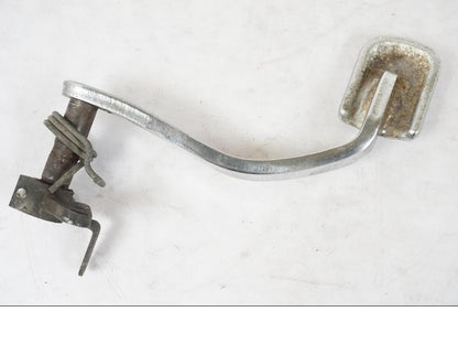 Snett uppifrån på Bromspedal från en Yamaha XVS 1100 -2000 motorcykel.