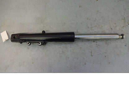 Framsidan på Gaffelben från en H-D Touring Road King Custom FLHRSI -2004 motorcykel.