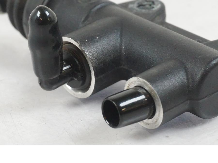 Snett nerifrån på Bromshuvudcylinder från en KTM 1290 Super Duke R -2022 motorcykel.