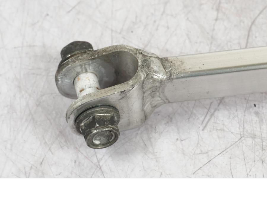 Höger sida på Parallellstag från en Suzuki GSX 1300 RX -1999 motorcykel.