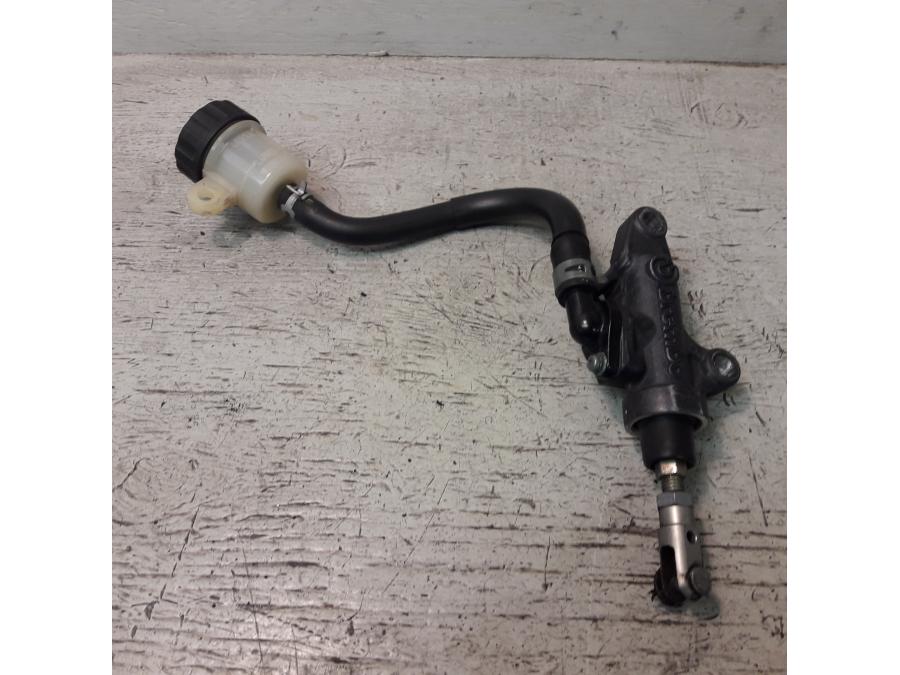 Framsidan på Bromshuvudcylinder från en Yamaha YZF 1000 R1 -2003 motorcykel.