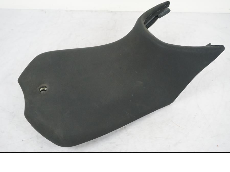 Höger sida på Sadel från en Yamaha MT 125 -2017 motorcykel.