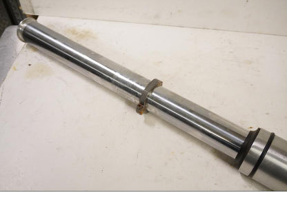 Höger sida på Gaffelben från en Suzuki VL 800 -2004 motorcykel.