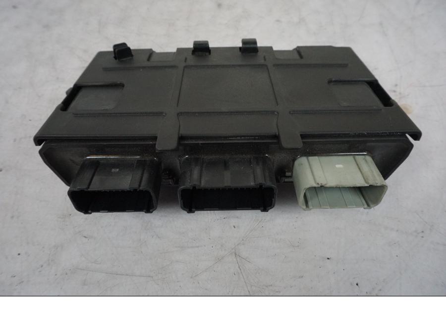 Vänster sida på CDI / ECU från en Triumph Bonneville T120 -2021 motorcykel.