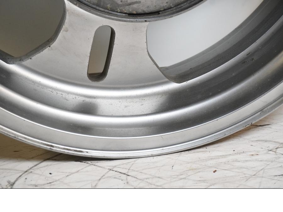 Höger sida på Fälg från en Kawasaki VN 1600 Mean Streak -2004 motorcykel.