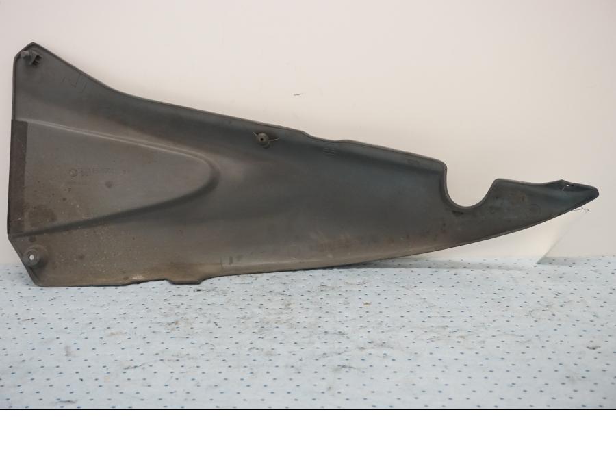 Baksidan på Sidopanel från en BMW F 650 ST -1999 motorcykel.