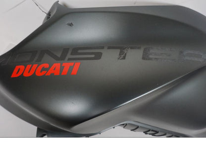 Snett nerifrån på Tankkåpa från en Ducati Monster 937 -2021 motorcykel.