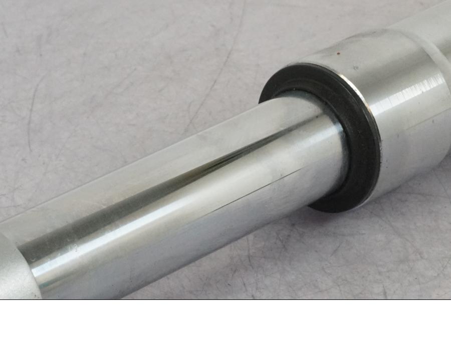 Baksidan på Gaffelben från en Suzuki VZ 800 -2000 motorcykel.