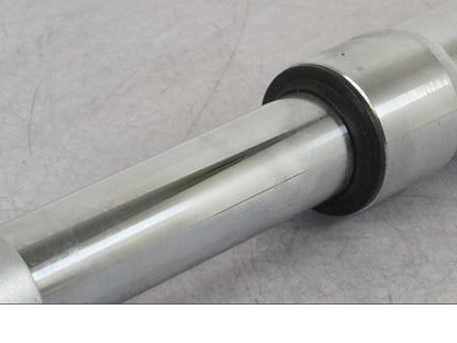 Baksidan på Gaffelben från en Suzuki VZ 800 -2000 motorcykel.