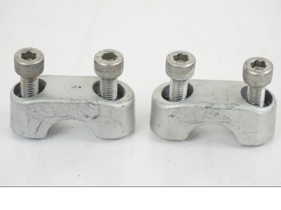 Framsidan på Styrfäste från en BMW F 650 CS -2002 motorcykel.