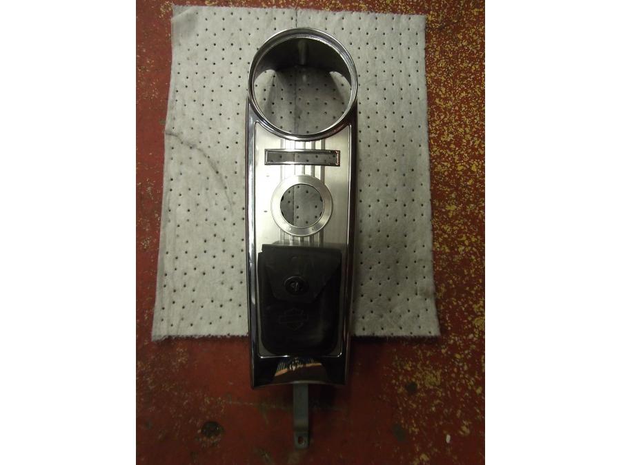 Framsidan på Instrumentkonsoll från en H-D Touring Road King Classic FLHRCI -2008 motorcykel.