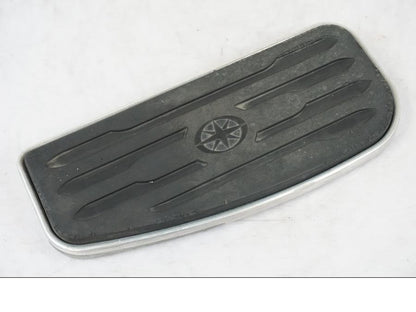 Framsidan på Fotplatta från en Yamaha XVS 1100 -2004 motorcykel.
