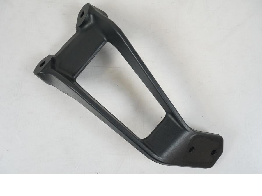 Framsidan på Fotpinnefäste från en KTM 1290 Super Duke R -2018 motorcykel.