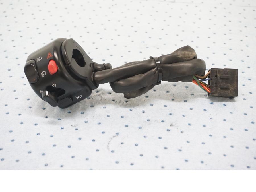 Framsidan på Styrelreglage från en Triumph Tiger -2001 motorcykel.