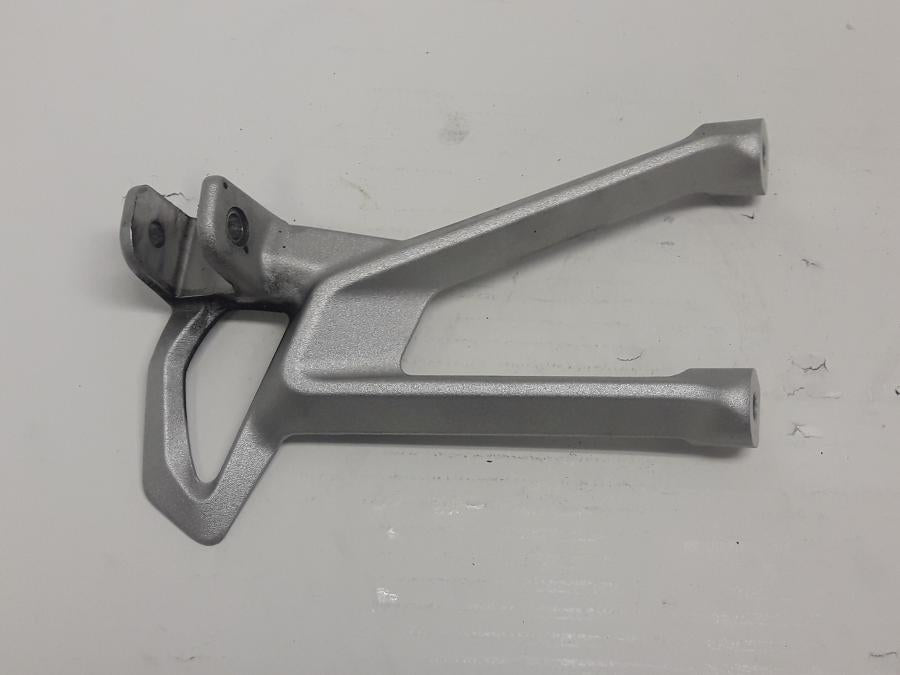 Framsidan på Fotpinnefäste från en BMW R 1250 RS -2020 motorcykel.