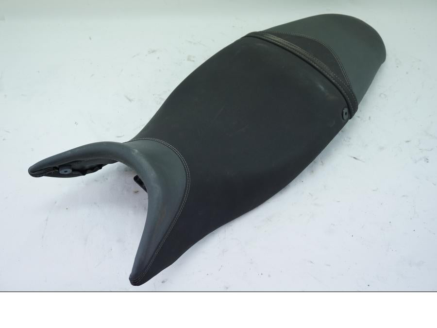 Baksidan på Sadel från en Triumph Street Triple R -2009 motorcykel.