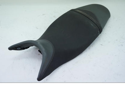 Baksidan på Sadel från en Triumph Street Triple R -2009 motorcykel.