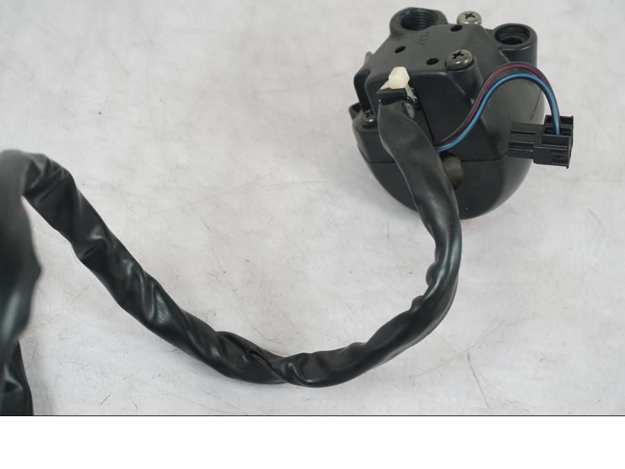 Snett uppifrån på Styrelreglage från en Suzuki SV 650 -1999 motorcykel.