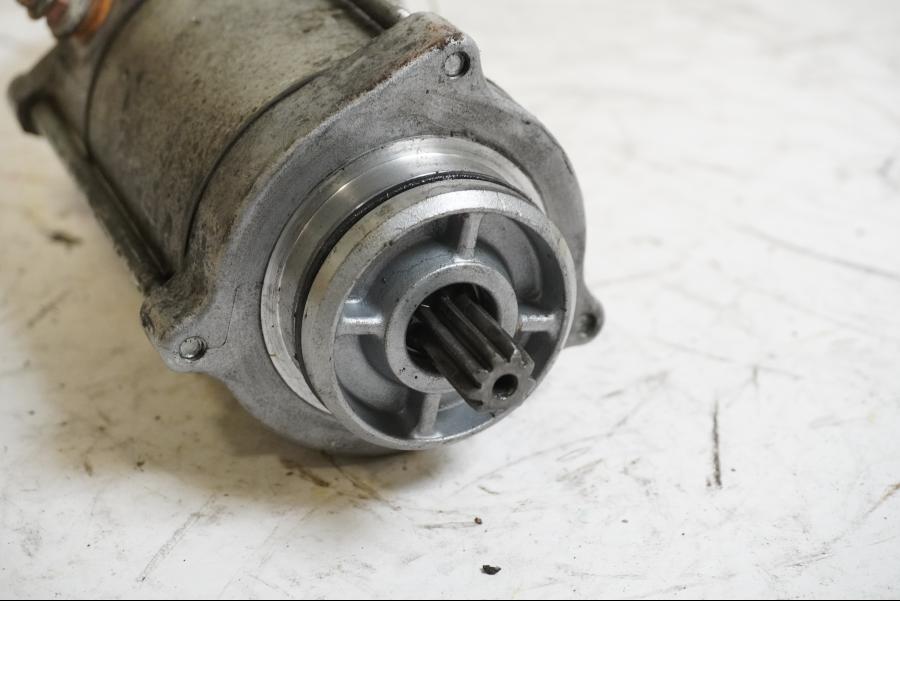 Baksidan på Startmotor från en Honda VFR 800 -2005 motorcykel.