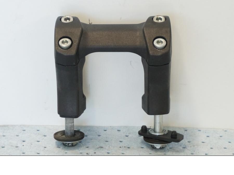 Framsidan på Styrfäste från en Suzuki GSX 1300 BK -2008 motorcykel.