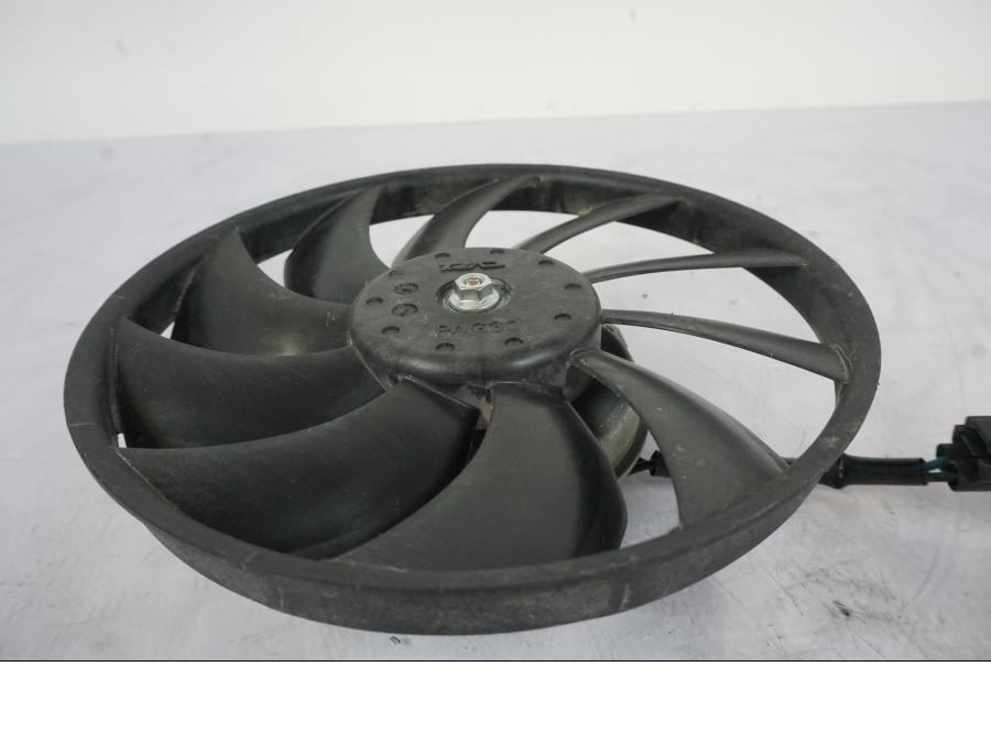 Baksidan på Vattenkylfläkt från en Honda VFR 1200 -2010 motorcykel.