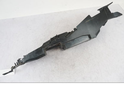 Snett nerifrån på Undertail från en Yamaha MT-09 -2016 motorcykel.