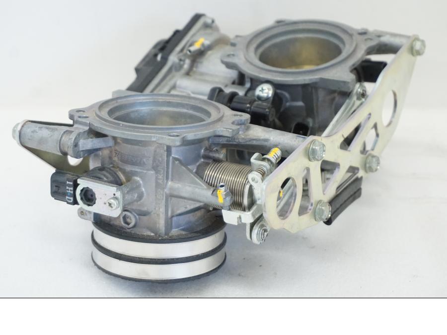 Höger sida på Spjällhus från en KTM 1290 Super Adventure R -2021 motorcykel.