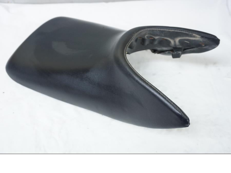 Framsidan på Sadel från en Honda CBR 125 R -2004 motorcykel.