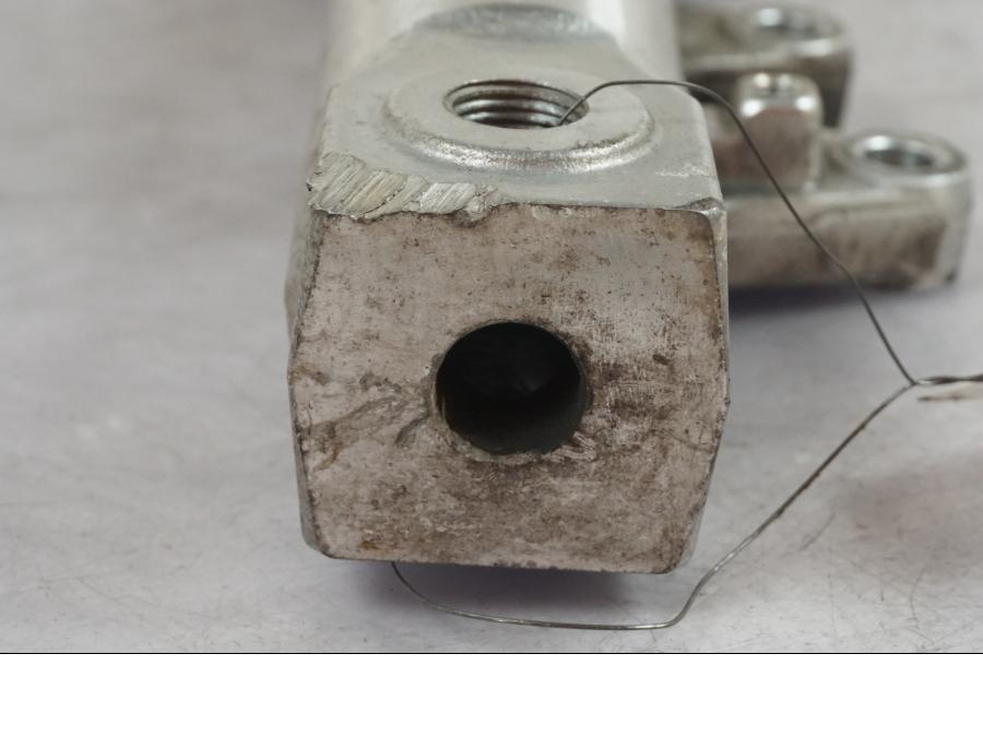 Vänster sida på Gaffelben från en Suzuki SV 650 -1999 motorcykel.