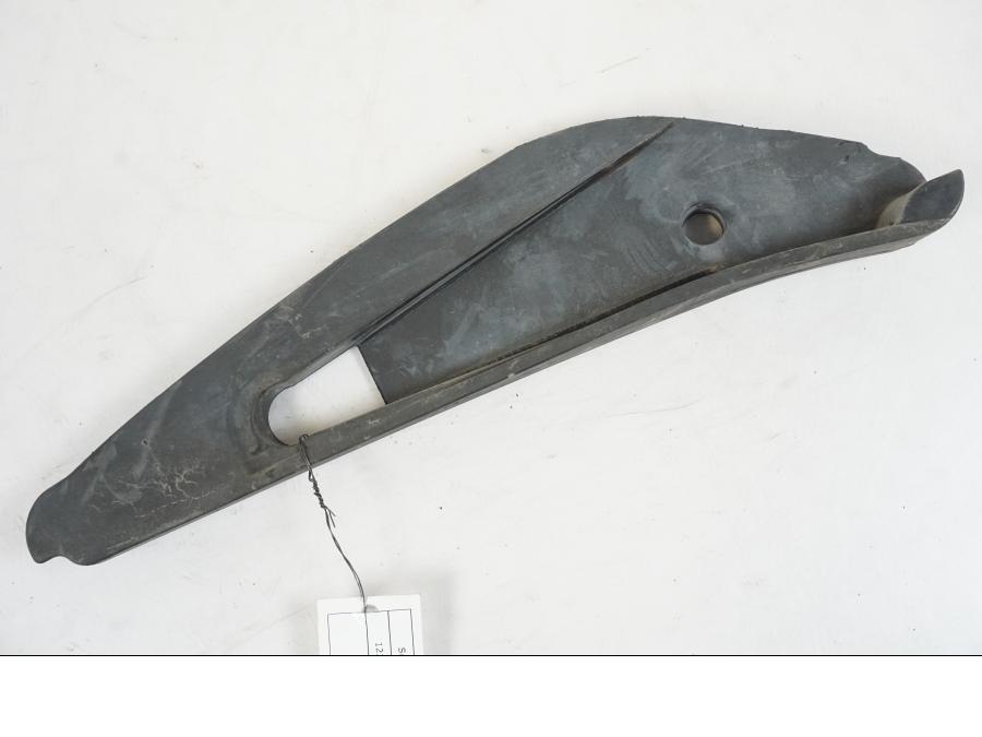 Framsidan på Bakskärmskromstag från en Suzuki VZR 1800 -2009 motorcykel.